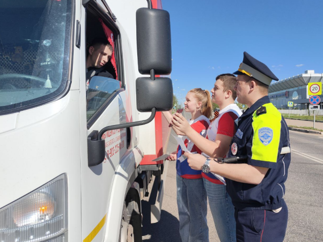 Волонтеры Рузы подписали водителей на социальные сети дорожных полицейских