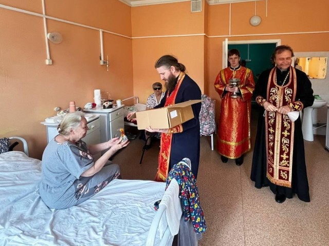 Пациентов Лобненской больницы поздравили с Пасхой священники Храма Матроны Московской