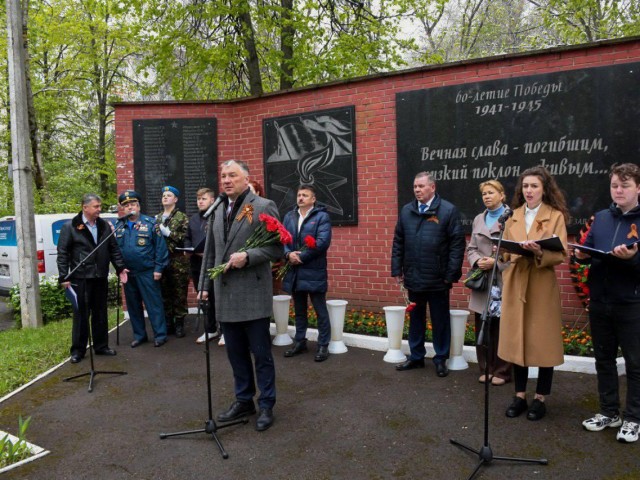 Жители Жуковского пришли к обелиску павшим в боях за Родину, чтобы почтить память  павших героев