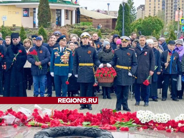 Дмитровчане возложили цветы к Вечному огню в память о погибших на фронтах войны