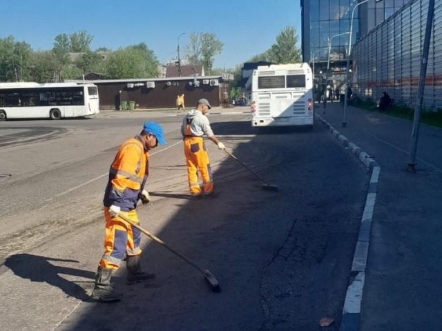 Лихачевское шоссе очищают от пыли и грязи