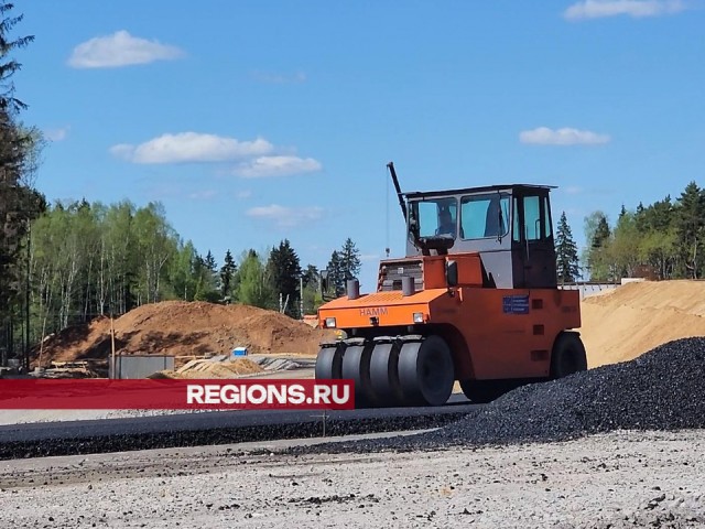 Уложены первые 500 метров асфальтового покрытия на новой дороге в обход деревни Малые Вяземы