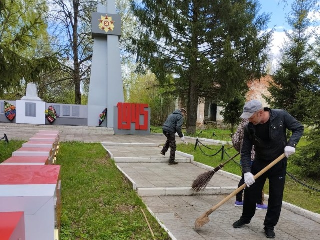 Мемориалы ВОВ в Лотошино приводят в порядок ко Дню Победы