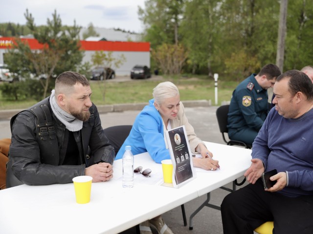 В косухе и на мотоцикле приехал замглавы Солнечногорска на встречу с жителями