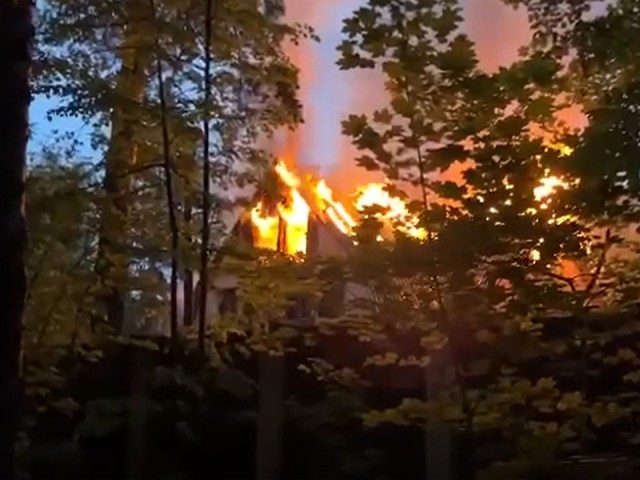На улице Бородинская загорелся частный дом