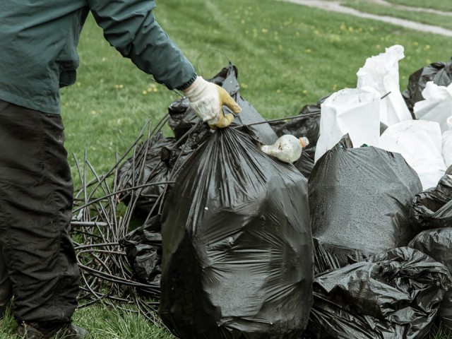 Жителям улицы Полевой сообщили, когда вывезут мешки мусора возле домов