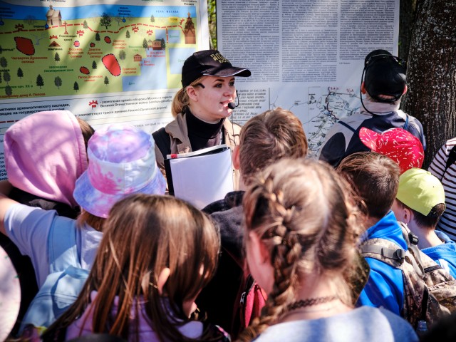 Школьники и многодетные семьи Звенигорода открыли туристический сезон маршрутом «Рубеж обороны»