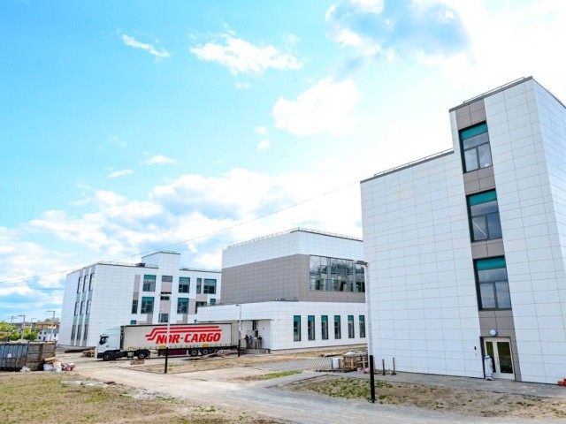Лаборатории и классы новой школы в Зубачевом поле наполняют оборудованием