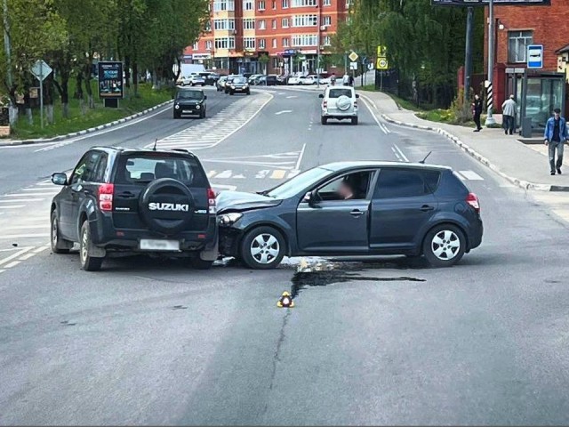 Две машины столкнулись в центре Волоколамска