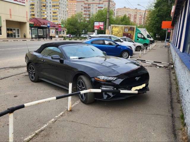 «Мамкин дрифтер»: в Жуковском Mustang снес ограждения и перекрыл тротуар
