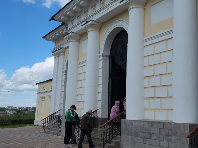 Православные жители Серпухова на Пасху посетили один из старейших монастырей