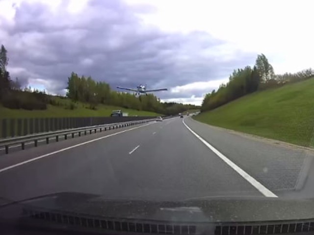 Пролетевший в нескольких метрах над Ярославским шоссе самолет перепугал водителей