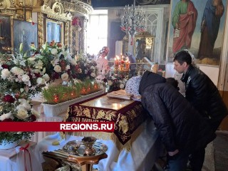 В Лосино-Петровском прихожане смогли поклониться святой Плащанице, привезенной из разрушенного храма в Артемовске