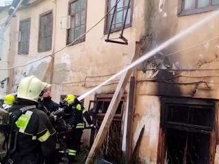 Огонь охватил административное здание на северо-востоке Москвы