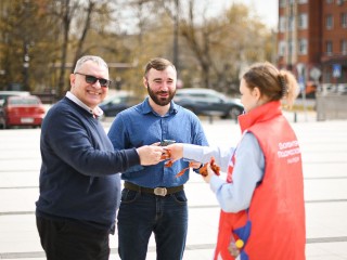 В наукограде волонтеры раздают жителям георгиевские ленты ко Дню Победы