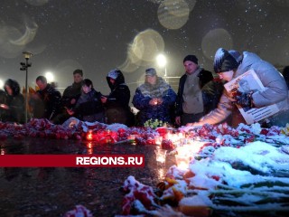 Жители Сергиева Посада принесли цветы и свечи к Вечному огню в память о героях войны
