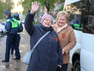 Ветераны Великой Отечественной войны из Подольска на Красной площади смотрят Парад Победы