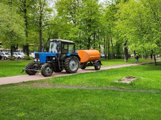 Отмыли плитку и убрали газон —на улице Воровского проводят уборку общественных территорий