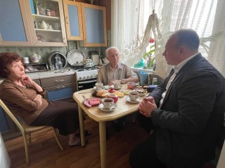 Олег Гаджиев поздравил 85-летнего ветерана Зубченко и его супругу с Днем Победы