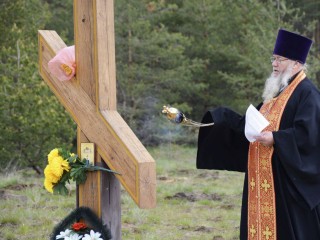 Поклонный крест в Сельцах посвятили погибшим коломенским артиллеристам