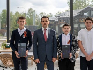 Успехи юного поколения: глава Ленинского округа поздравил победителей конкурса «Как я провел День добрых дел»