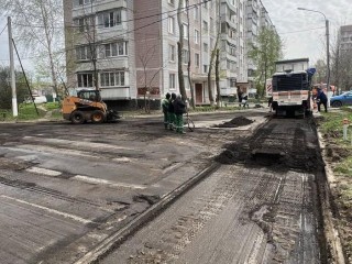 Рабочие проводят ямочный ремонт во дворах и на улицах Электростали