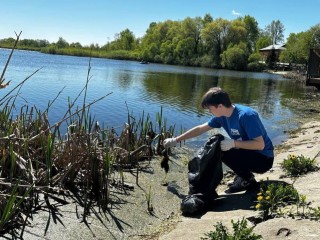 «Мусорная рыбалка» помогла очистить территорию у озера Киово