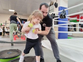Навыки боксирования приобрели особенные жители Королева на Уроке мужества