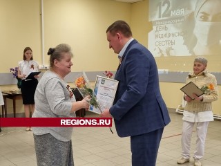 Глава Луховиц Сергей Тимохин поздравил медсестер окружной больницы с профессиональным праздником