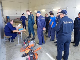 Подольские пожарные успешно сдали экзамены на квалификацию «спасатель»