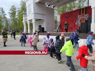 Интерактивные игры и фокусы в честь Дня Победы провели для юных жителей Пушкино в Центральном парке