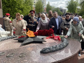В день памяти великомученика Георгия Победоносца и в честь Дня Победы в Видном возложили цветы к мемориалу на Аллее славы