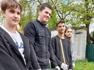 Студенты люберецкого техникума навели прядок возле Стелы погибшим в годы Великой Отечественной войны в Красково