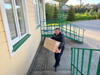 Дмитрий Акулов привез яйца в Троице-Сергиеву Лавру для нуждающихся