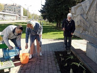 «Город-Сад» помог Центру детского творчества в Жуковском посадить цветы у монумента