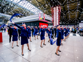 По традиции в преддверии Дня Победы в аэропорту Шереметьево взмахнули синими платочками