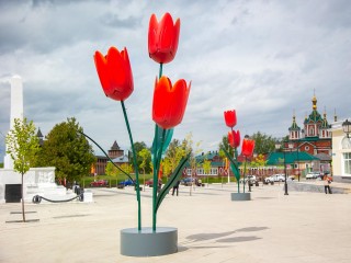 Тюльпаны, звезды, ордена: к празднику Победы улицы Коломны и Озер украсят новые инсталляции