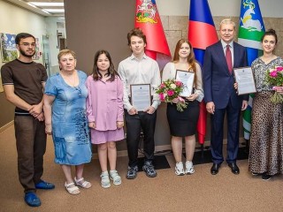 Глава Одинцовского округа вручил жилищные сертификаты троим детям, оставшимся без родителей