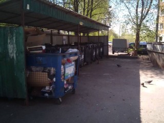 Коммунальщики очистили контейнерную площадку на улице Морозова