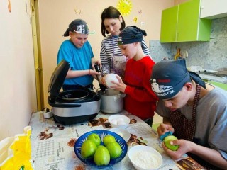 Тренировка взрослой жизни: мальчики учатся готовить яблочный пирог