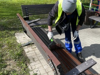 Коммунальщики навели чистоту и покрасили скамейки в одном из дворов Видного