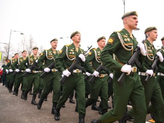 Курсанты и офицеры военной академии РВСН прошли парадом на площади Ленина в Серпухове