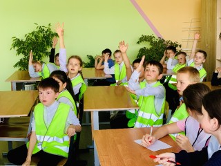 Школьники Серебряных Прудов обновили знания по ПДД во время тематической игры