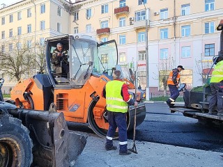 На проспекте Ленина рабочие укладывают новый асфальт