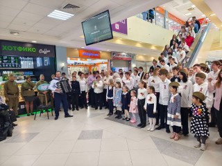 Песни Победы: флешмоб в торговом центре Серпухова объединил горожан