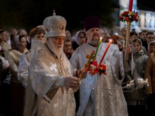 Пасхальные богослужения в Тихвинском храме возглавил митрополит Крутицкий и Коломенский Павел