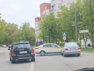 На улице Дугина произошла очередная авария с участием такси