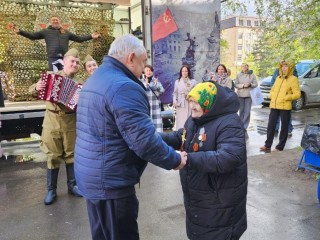 В Можайске ветерана ВОВ поздравили с Днем Победы песнями и танцами военных лет