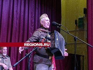Песни военных лет исполнил гармонист Сергей Борискин для ветеранов Лобни