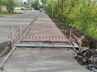 Рабочие начали восстанавливать дренажную решетку на велодорожке в Мытищах